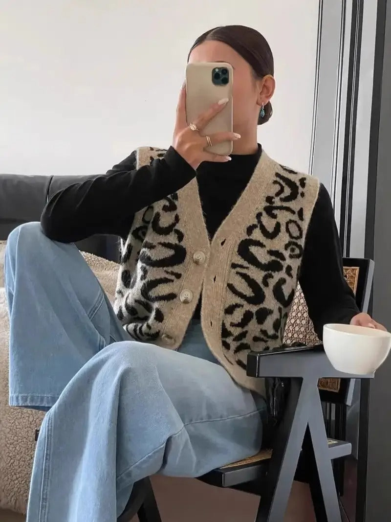 Clara – Kamizelka damska dzianinowa zapinana na guziki z wzorem animal print