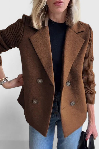 Marisela – Krótki elegancki płaszcz z dzianinowymi rękawami damski