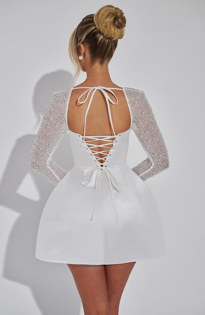 Bianca – Krótka elegancka sukienka damska z połyskującymi rękawami