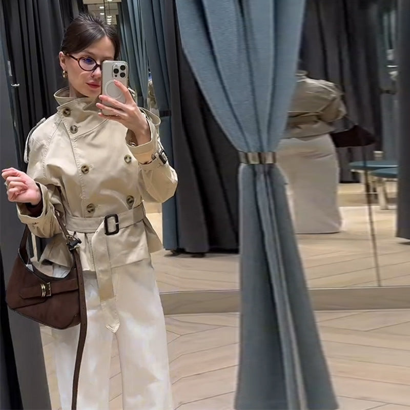 Elegancki krótki trencz damski z paskiem w talii - J&B - 4 - Nowa-aura
