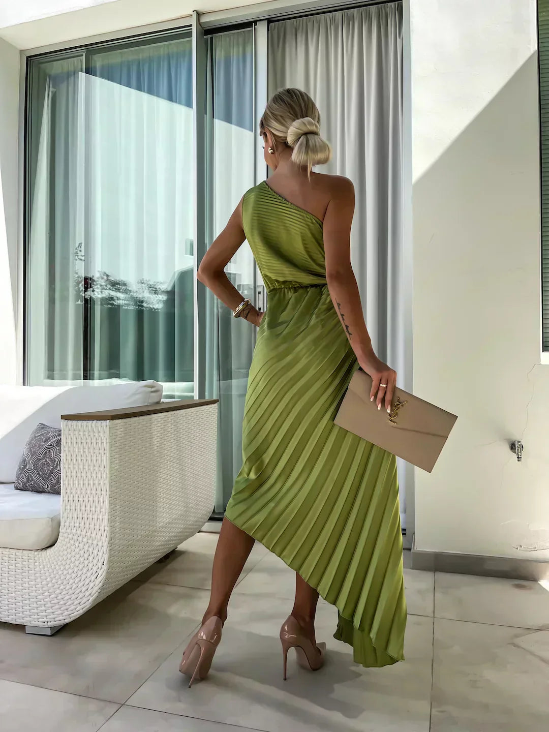 Karolina – Asymetryczna plisowana sukienka damska