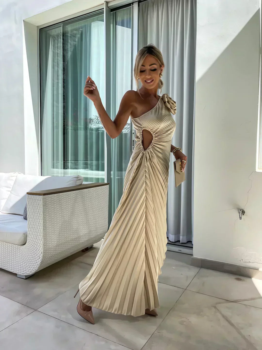 Karolina – Asymetryczna plisowana sukienka damska